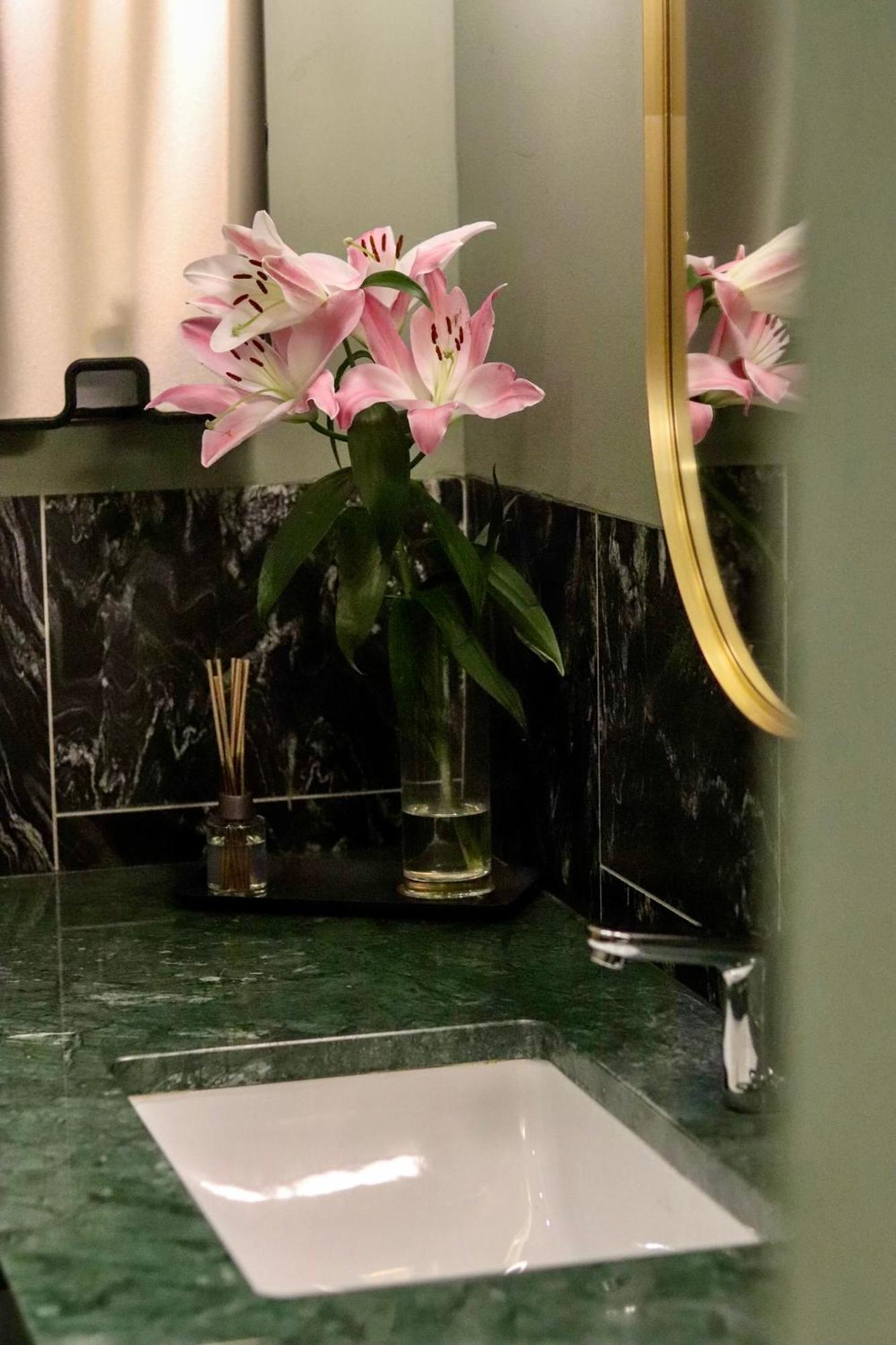 Swissotel Σαράγεβο Εξωτερικό φωτογραφία A reed diffuser