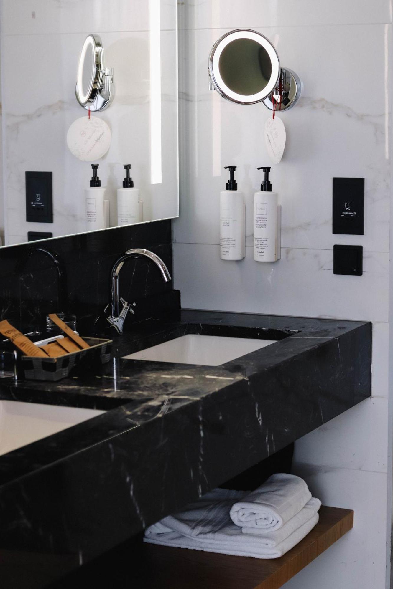 Swissotel Σαράγεβο Εξωτερικό φωτογραφία A bathroom with a built-in sink
