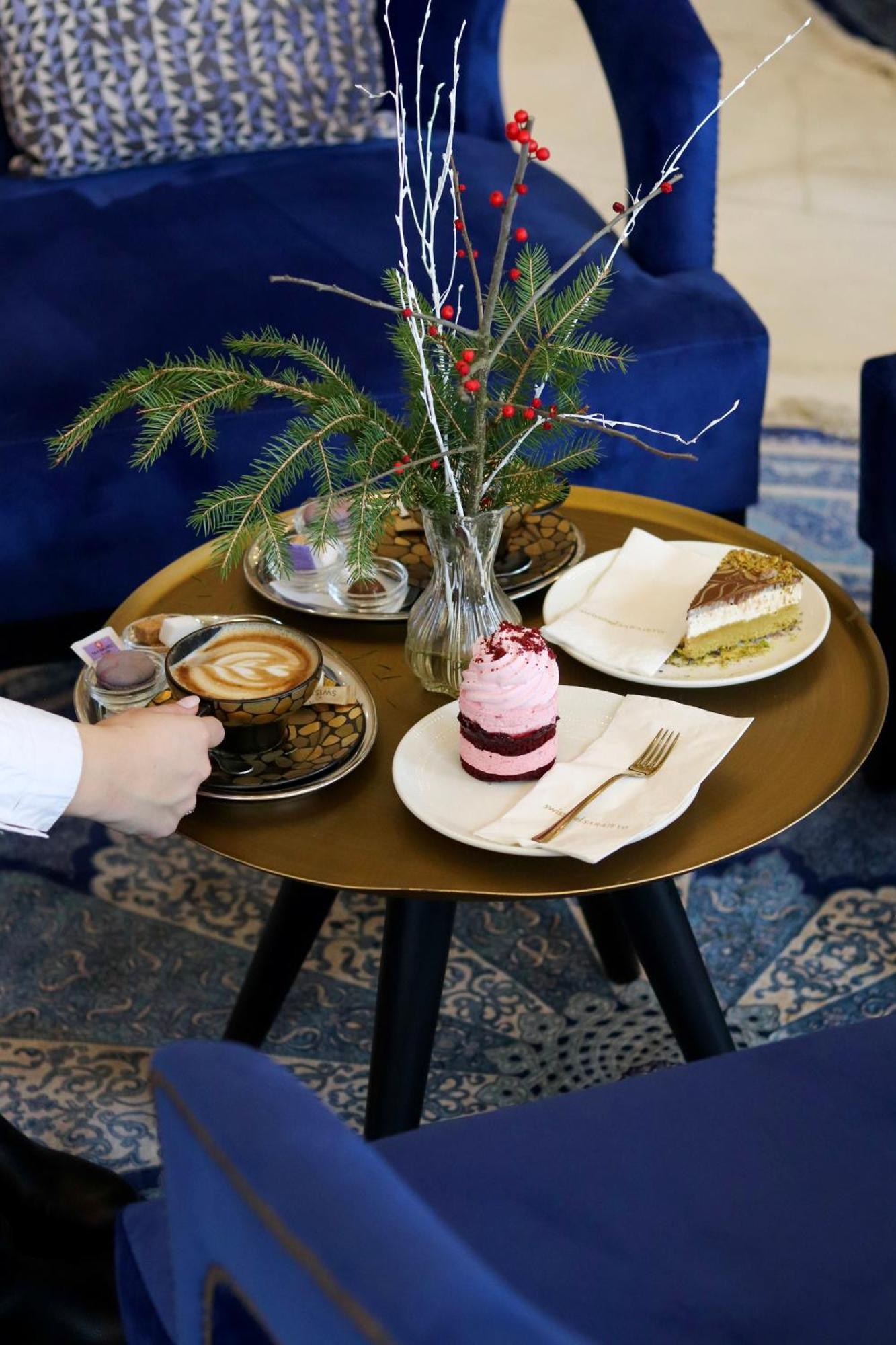 Swissotel Σαράγεβο Εξωτερικό φωτογραφία A selection of cakes and coffee
