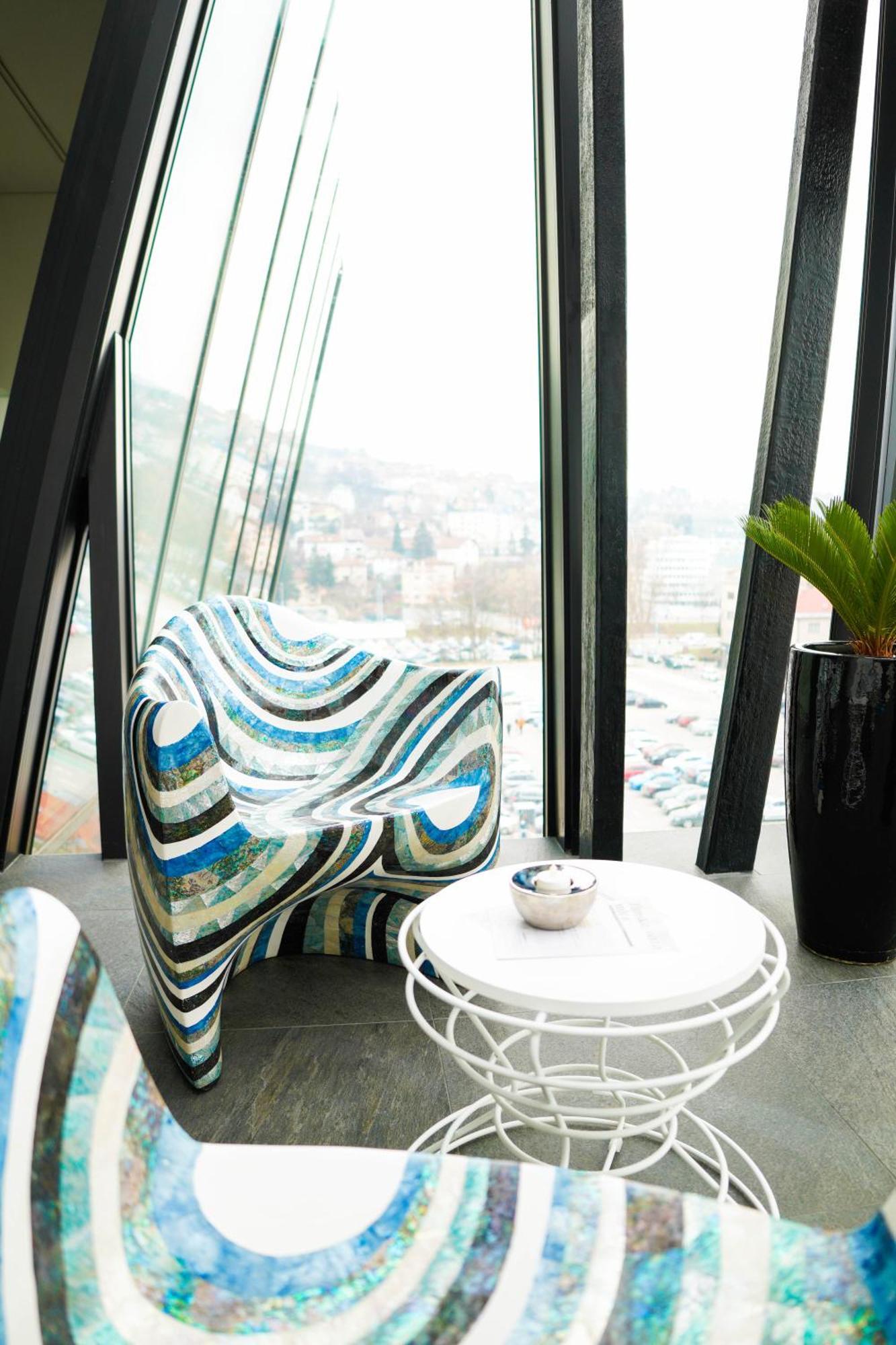 Swissotel Σαράγεβο Εξωτερικό φωτογραφία Chair by Karman