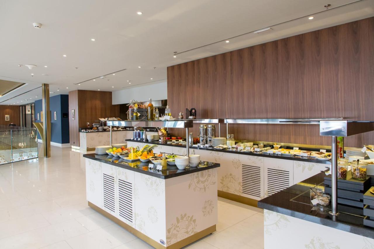 Swissotel Σαράγεβο Εξωτερικό φωτογραφία The buffet at the lounge