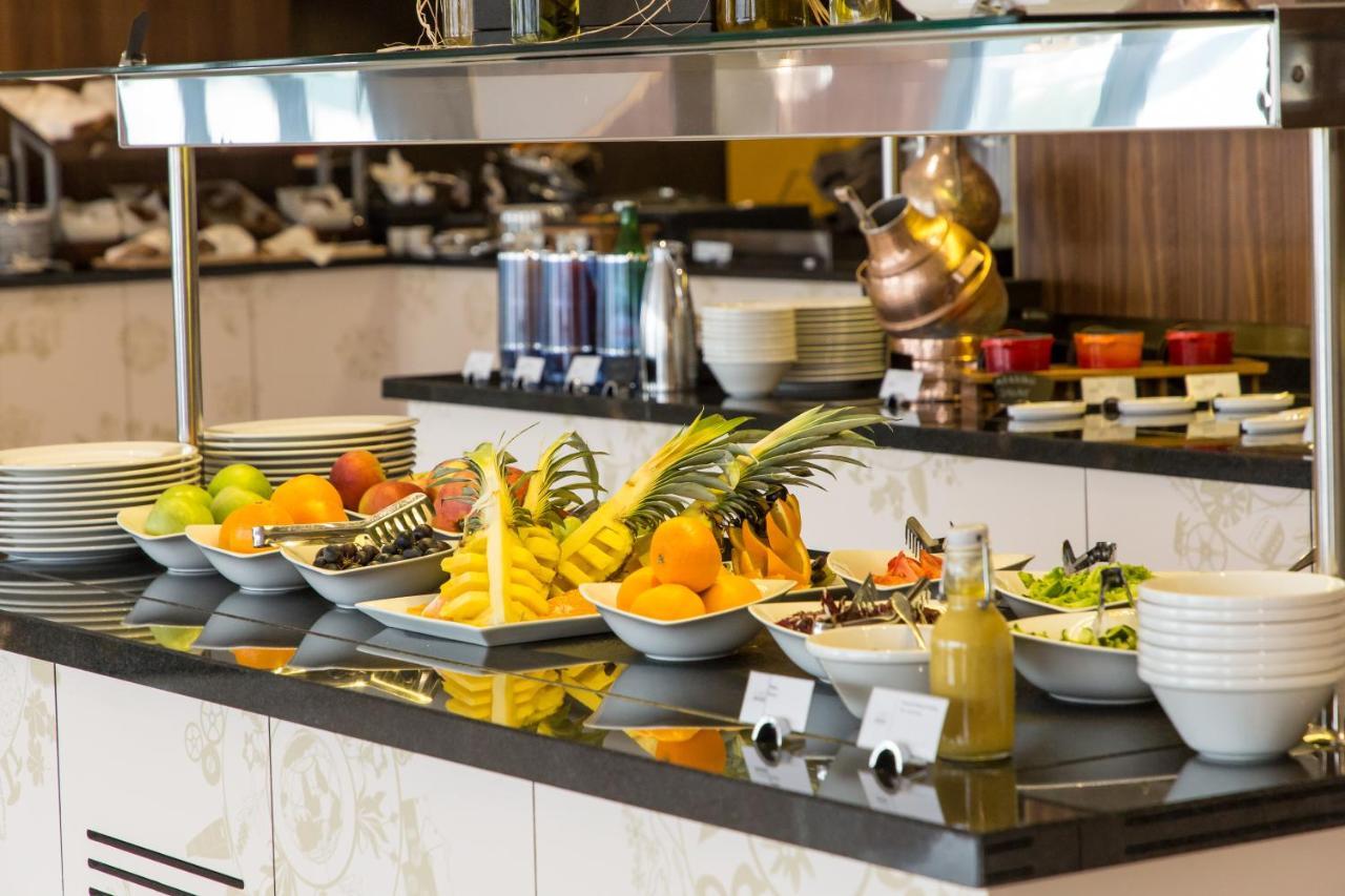 Swissotel Σαράγεβο Εξωτερικό φωτογραφία A buffet at a hotel