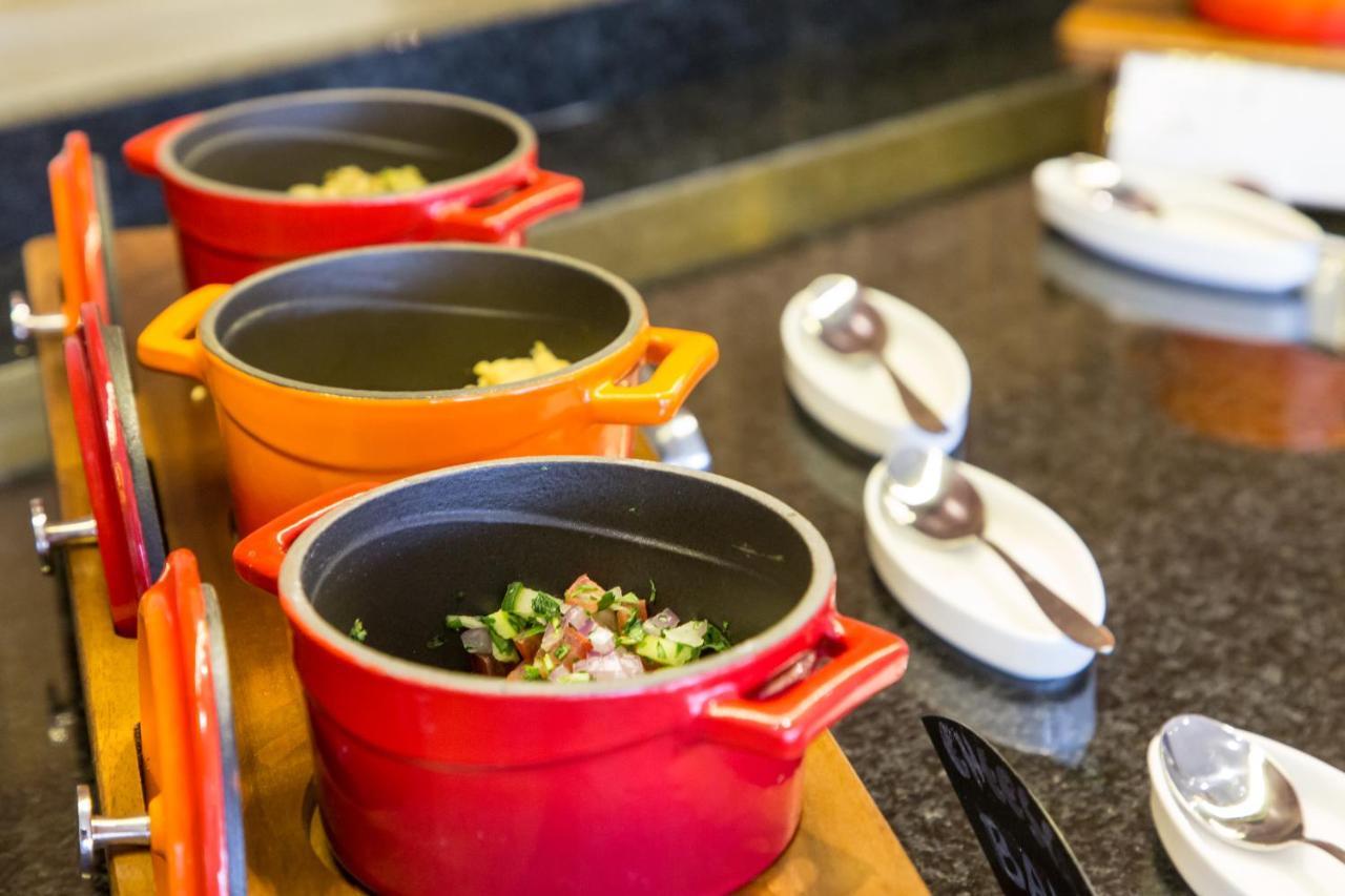 Swissotel Σαράγεβο Εξωτερικό φωτογραφία A Le Creuset cast iron casserole